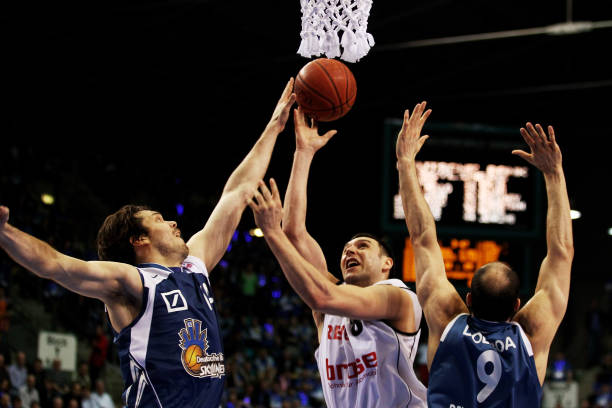 浦在中场保 浦在中场保